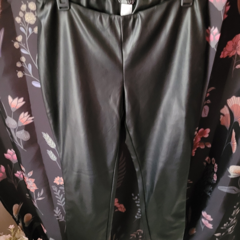 Top/Pants - Picture 16 of 16